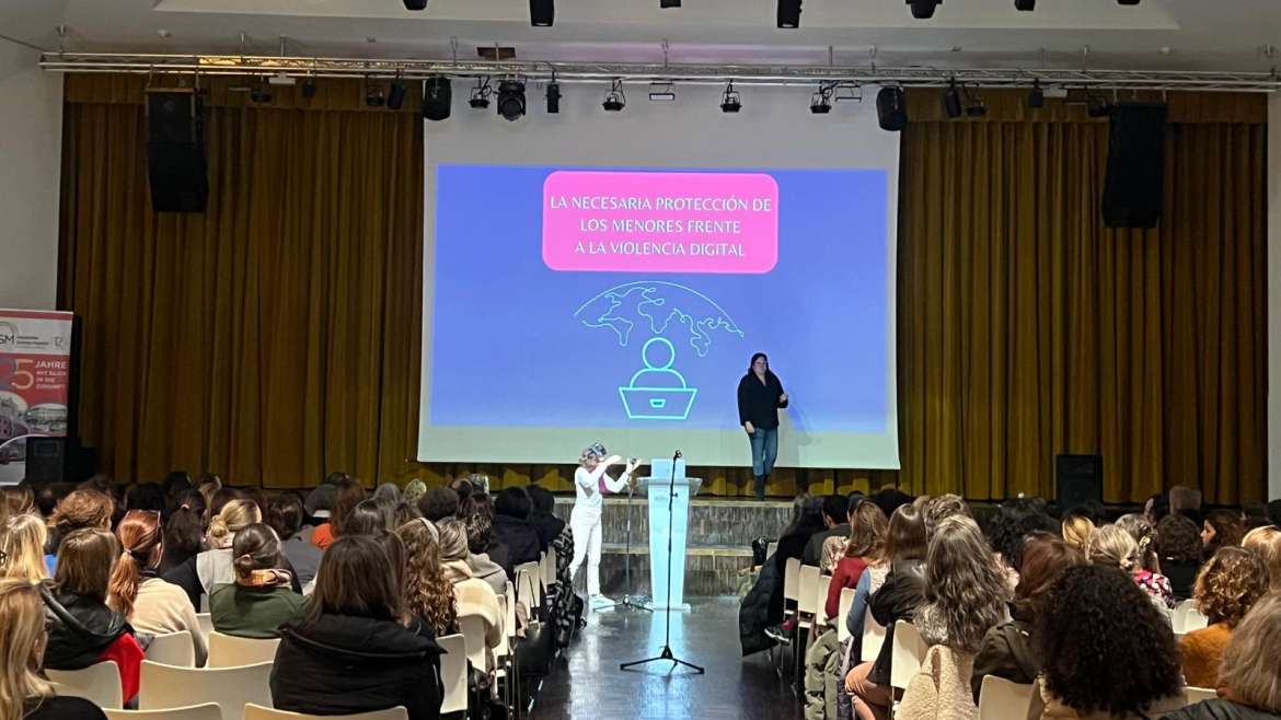 Elternschule an der DS Madrid zur Aufklärung über den „Schutz von Minderjährigen vor Cybergewalt“